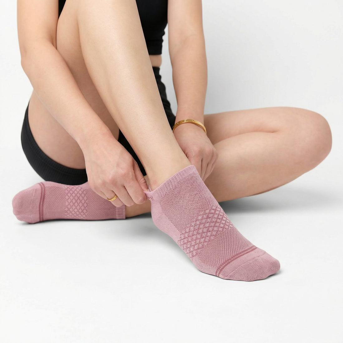 Mauve ankle socks on woman 